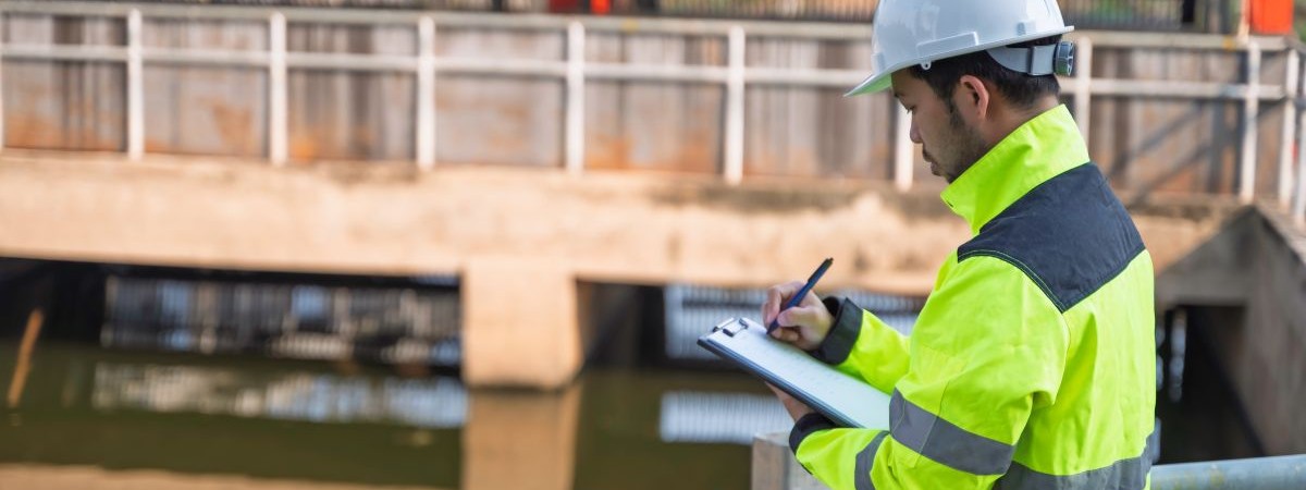 engineer inspectors industrial safety hutterstock_2728436297